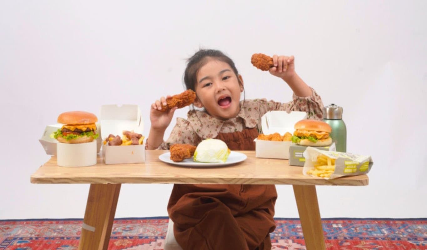 Cara Mengajarkan Anak Makan Sendiri
